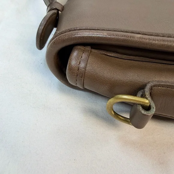 Coach Vintage Court Taupe Brown Leather 9870 Hangtag Brass Crossbody Strap Slots - Picture 9 of 16